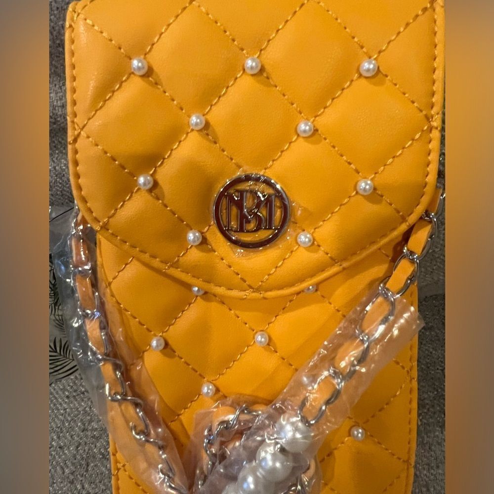 NWT Badgley Mischka women's phone camera bag in yellow with pearl accents - Picture 8 of 8